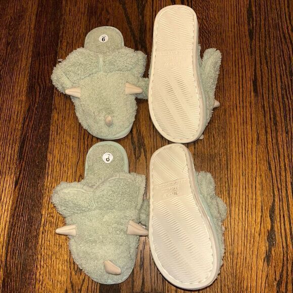 Set of 2 new slippers - Picture 2 of 4